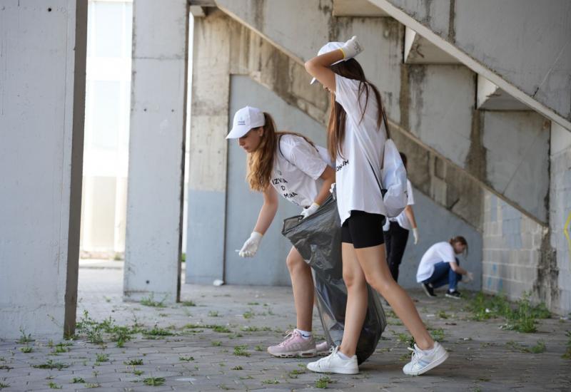 Volonteri prikupljali otpad u Mostaru u okviru Coca-Colinog projekta Od izvora do mora